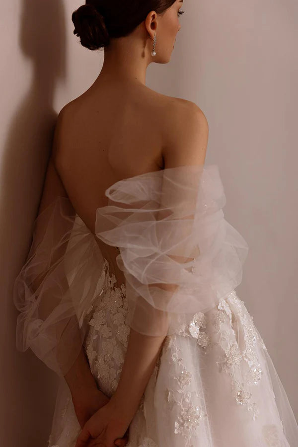 Abito da sposa in stile country con scollo a cuore e applicazioni in pizzo